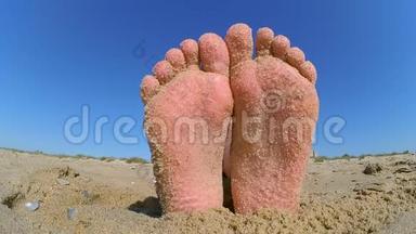 脚腿上撒着<strong>沙粒</strong>，<strong>沙粒</strong>撒在沙滩上。